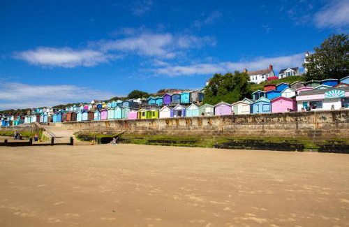 Walton on the Naze Otro | Homely 8 Berth Caravan Near To The Beach In Walton-On-The-Naze Ref 17157P