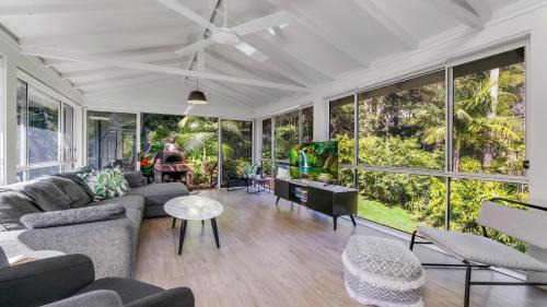 Copacabana Casa | Homely Beach Retreat Three Living Areas, Table Tennis Table Accom Holidays