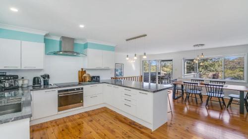 Copacabana Casa | Homely Beach Retreat Three Living Areas, Table Tennis Table Accom Holidays