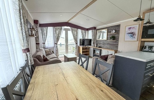 Oulton Broad Casa | Homely caravan with decking and free WiFi in Lowestoft ref 12097B