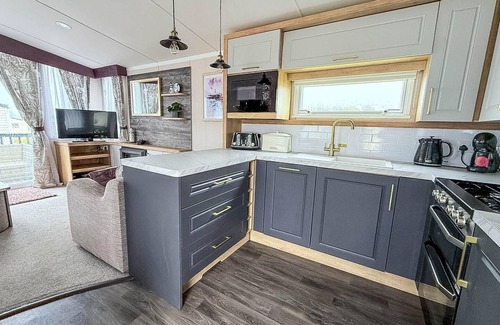Oulton Broad Casa | Homely caravan with decking and free WiFi in Lowestoft ref 12097B