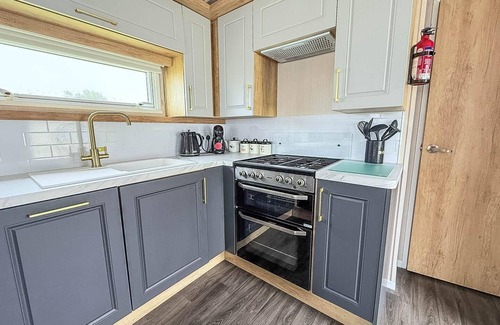 Oulton Broad Casa | Homely caravan with decking and free WiFi in Lowestoft ref 12097B