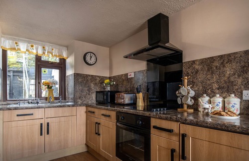 Manod Casa | Homely cottage & garden with mountain-view.