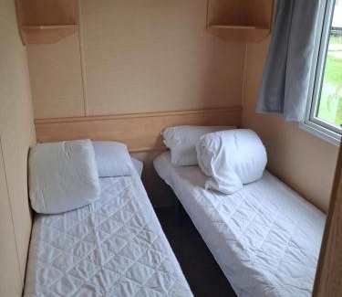 Winestead Otro | Homely, Dog Friendly Caravan At Sand Le Mere In Yorkshire Ref 71005O