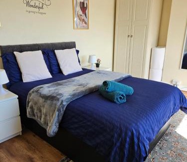Harehills Casa | Homely double bed, TV, Wi-Fi and garden
