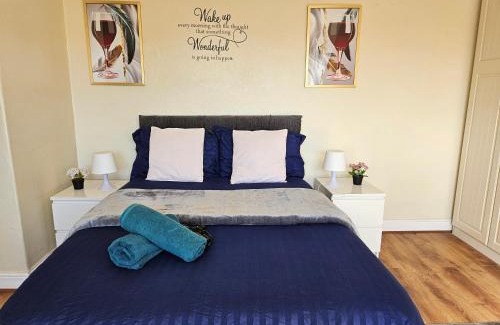 Harehills Casa | Homely double bed, TV, Wi-Fi and garden