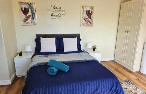 Harehills Casa | Homely double bed, TV, Wi-Fi and garden