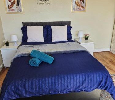 Harehills Casa | Homely double bed, TV, Wi-Fi and garden
