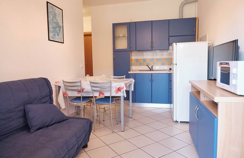 Rosapineta Apartamento | Acogedor apartamento en una residencia con piscina en Rosolina