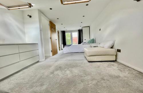 Acton Villa | Homely luxury 4 Bedroom Villa with 4 Bathrooms - Elizabeth Line at walking distance - Wembley Stadium 7KM