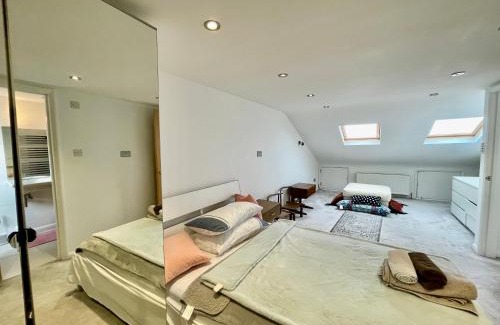 Acton Villa | Homely luxury 4 Bedroom Villa with 4 Bathrooms - Elizabeth Line at walking distance - Wembley Stadium 7KM
