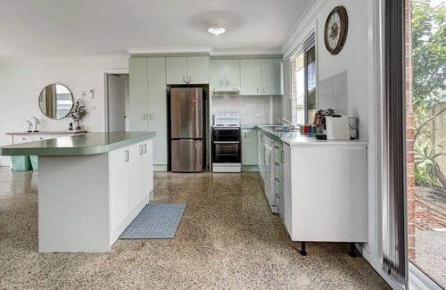 Maloneys Beach Apartamento | Homely Maloneys Beach 3-Bed with Large Backyard