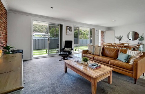 Maloneys Beach Apartamento | Homely Maloneys Beach 3-Bed with Large Backyard