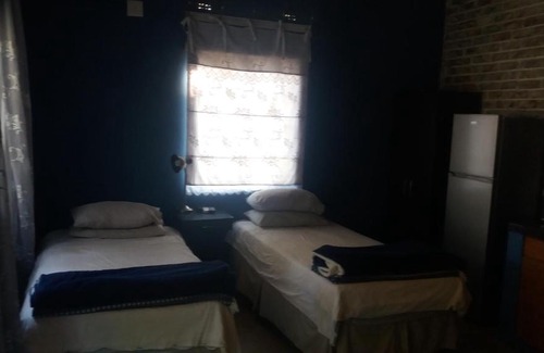Lephalale Casa | Homely room in peaceful and comfortable old farmhouse