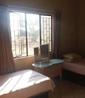 Lephalale Casa | Homely room in peaceful and comfortable old farmhouse