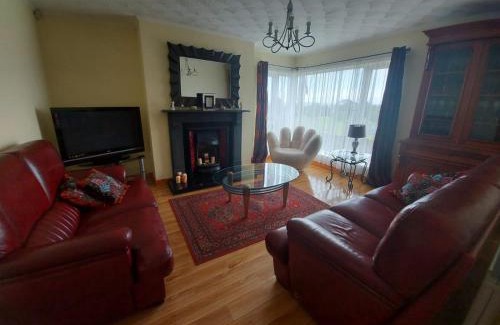 Articlave Casa | HOMELY YELLOW BUNGALOW -Articlave-near Castlerock
