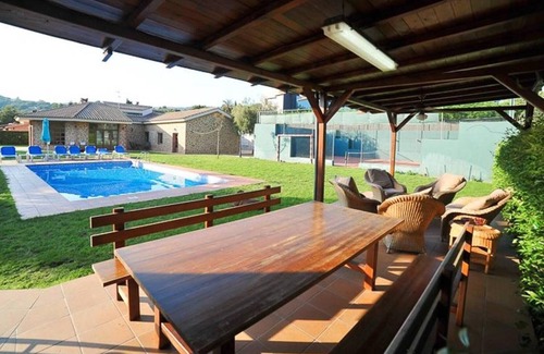 Sant Andreu de Llavaneres Villa | Homerez - Villa a 1 km de la playa para 16 pers. con piscina y vistas al mar