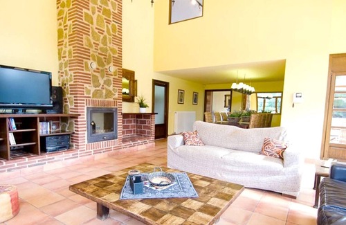 Sant Andreu de Llavaneres Villa | Homerez - Villa a 1 km de la playa para 16 pers. con piscina y vistas al mar