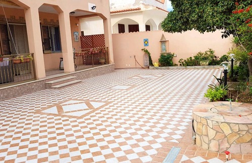 Triscina Apartamento | Homerez - ¡A 150 m de la playa! Apartamento para 8 pers. con terraza en Triscina