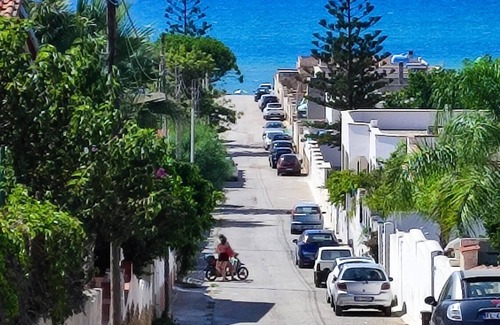 Triscina Apartamento | Homerez - ¡A 150 m de la playa! Apartamento para 8 pers. con terraza en Triscina