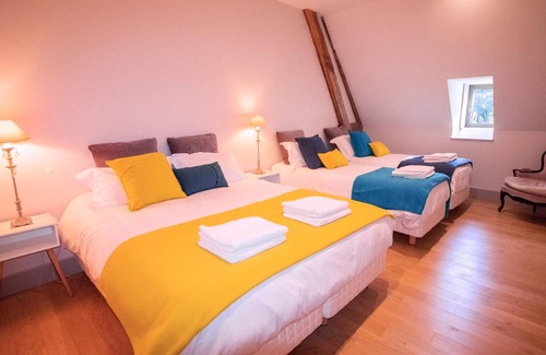 Volesvres Villa | Homerez - Espectacular villa para 24 pers. con piscina y jardín en Volesvres