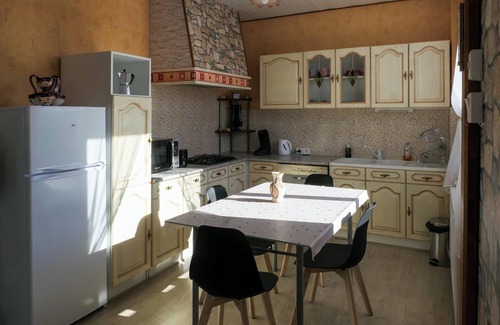 Arinthod Apartamento | Homerez - Apartamento para 6 pers. con jardín, terraza y balcón en Arinthod