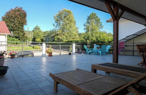Arinthod Apartamento | Homerez - Apartamento para 6 pers. con jardín, terraza y balcón en Arinthod