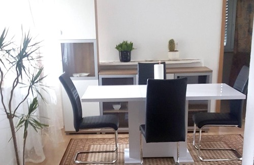 Ramstein-Miesenbach Apartamento | Homerez - Apartamento para 6 pers. con jardín y terraza en Ramstein-Miesenbach