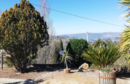 Caltanissetta Apartamento | Homerez - Apartamento para 4 pers. con jardín, terraza y balcón en Caltanissetta