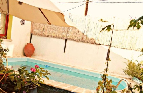 Arbucies Apartamento | Homerez - Apartamento para 3 pers. con piscina compartida y terraza en Arbúcies