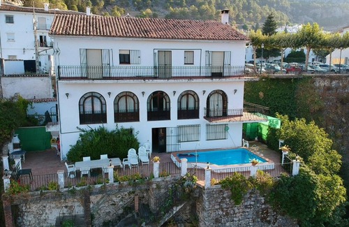 Grazalema Chalet De Esquí | Homerez - Chalet a la montaña para 12 pers. con piscina y terraza en Grazalema