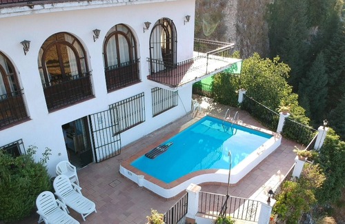 Grazalema Chalet De Esquí | Homerez - Chalet a la montaña para 12 pers. con piscina y terraza en Grazalema