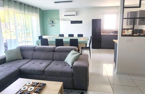 Saint-Mard Casa | Homerez - Big house for 9 ppl. with jacuzzi and terrace at Saint-Mard