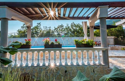 Zagvozd Villa | Homerez - Grande villa a 15 km de la playa para 9 pers. con piscina y jacuzzi