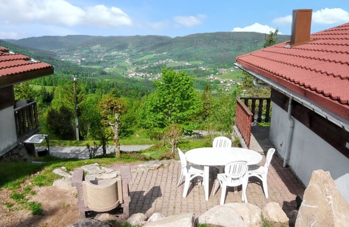 Le Tholy Chalet De Esquí | Homerez - Chalet encantador en Le Tholy con piscina compartida