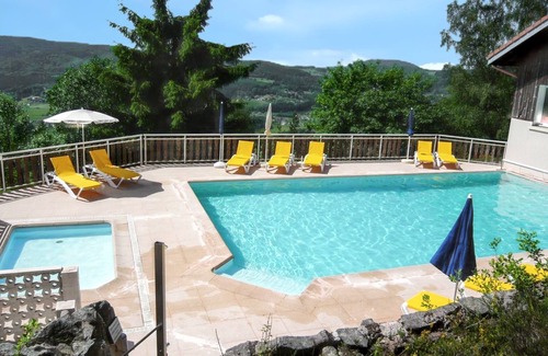 Le Tholy Chalet De Esquí | Homerez - Chalet encantador en Le Tholy con piscina compartida