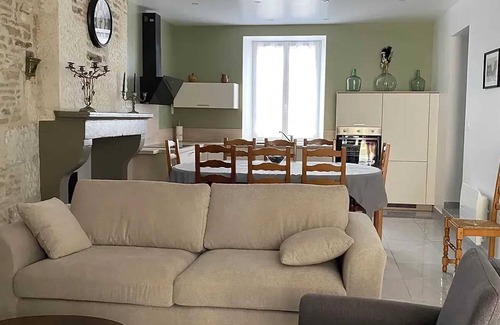 Les Riceys Casa | Homerez - Casa encantadora en Les Riceys con patio privado