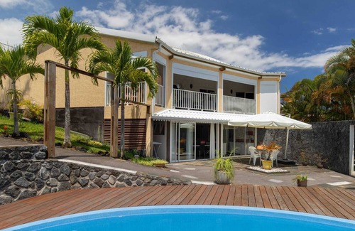 Petite-Ile Casa | Homerez - Charming house near Petite Île with private pool
