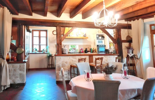 Montoldre Casa | Homerez - Casa encantadora en Montoldre, Jardín