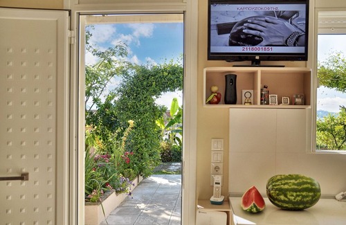 Perama Casa | Homerez - Casa encantadora en Corfú con vista al lago