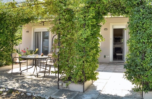 Perama Casa | Homerez - Casa encantadora en Corfú con vista al lago