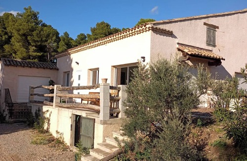 Mouries Villa | Homerez - Elegante villa en Mouriès con vista a la montaña y piscina privada