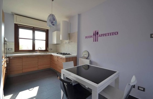 Vercelli Apartamento | Homerez - Apto en Vercelli con balcón.