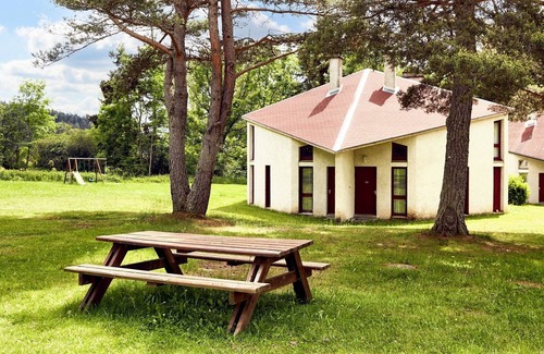 La Chapelle-Geneste Casa | Homerez - Casa La Chapelle-Geneste