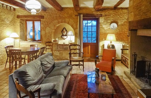 Saint-Amand-de-Coly Casa | Homerez - Casa para 6 pers. con piscina compartida en Saint Amand de Coly