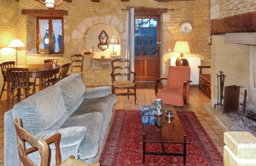 Saint-Amand-de-Coly Casa | Homerez - Casa para 6 pers. con piscina compartida en Saint Amand de Coly