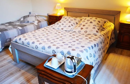 Thenac Casa | Homerez - House for 13 ppl. with swimming-pool, jacuzzi and garden at Thénac