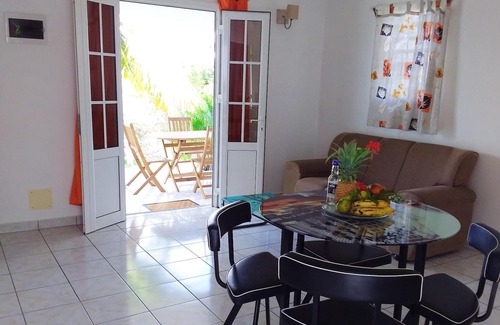 Damencourt Casa | Homerez - Casa para 5 pers. con piscina compartida, jardín y terraza en Le Moule