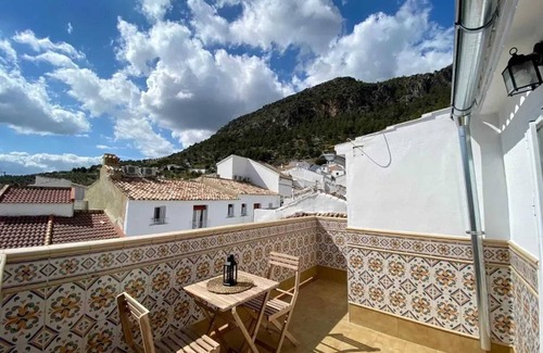 Algodonales Casa | Homerez - Casa en el corazón de Algodonales con terraza y vista a la montaña