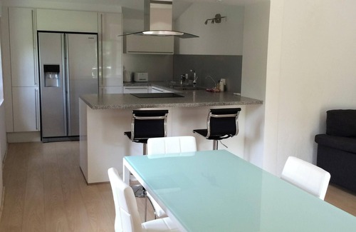 Montauriol Casa | Homerez - Encantadora casa en Montauriol con jardín y piscina privada.